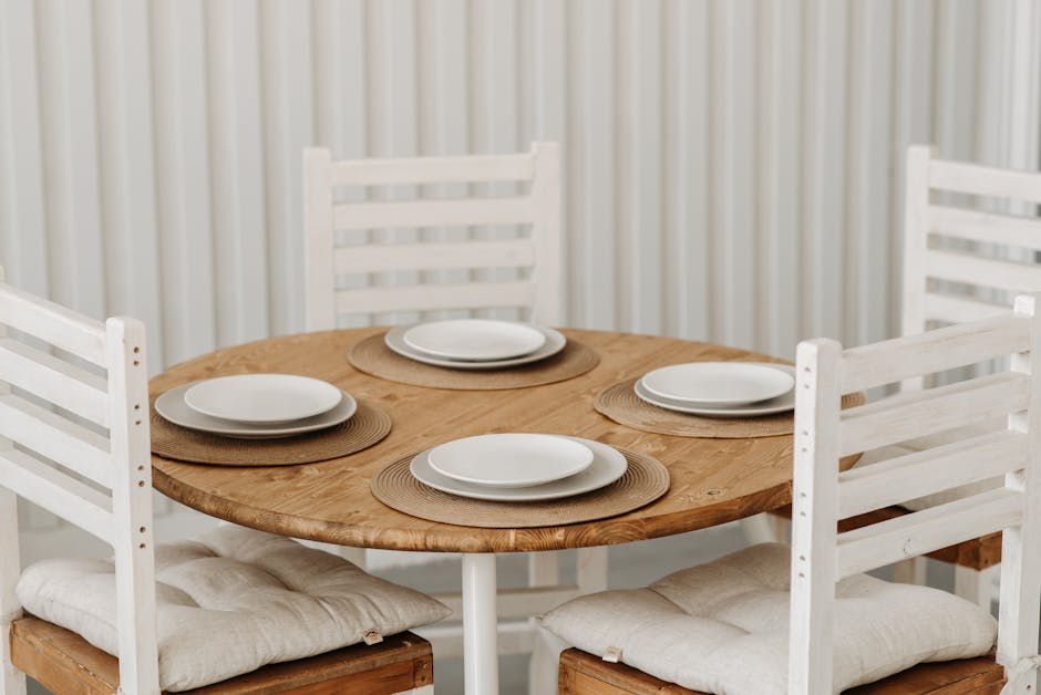 Stijlvolle houten eettafel op maat, perfect voor gezellige maaltijden met vrienden en familie.