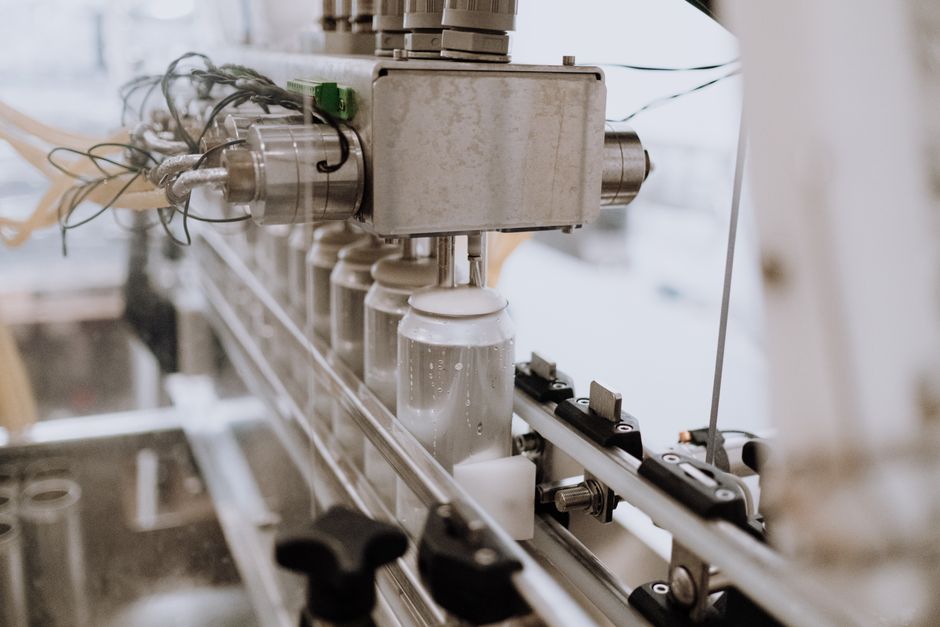 Moderne dieptrekmachine in gebruik voor voedselverpakking in een productieomgeving.